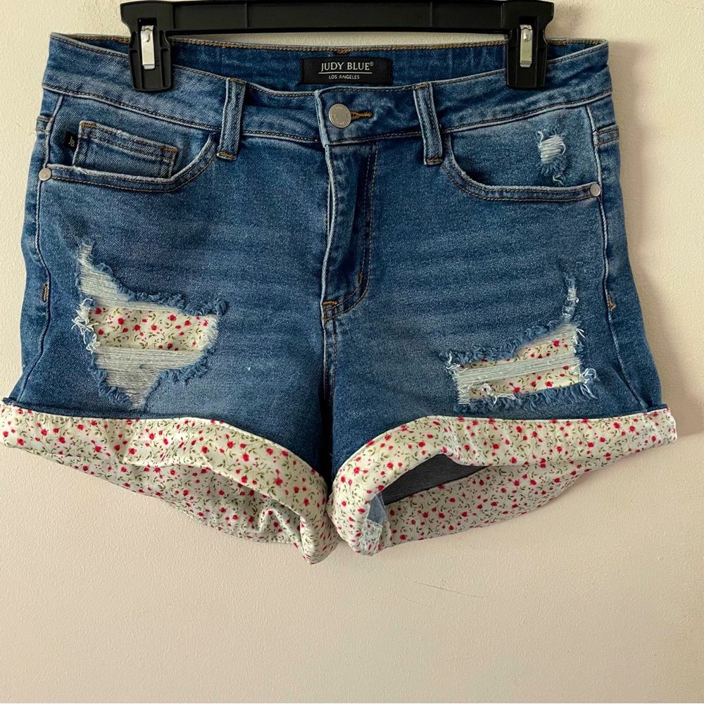 JUDY BLUE FLORAL PATCH SHORTS